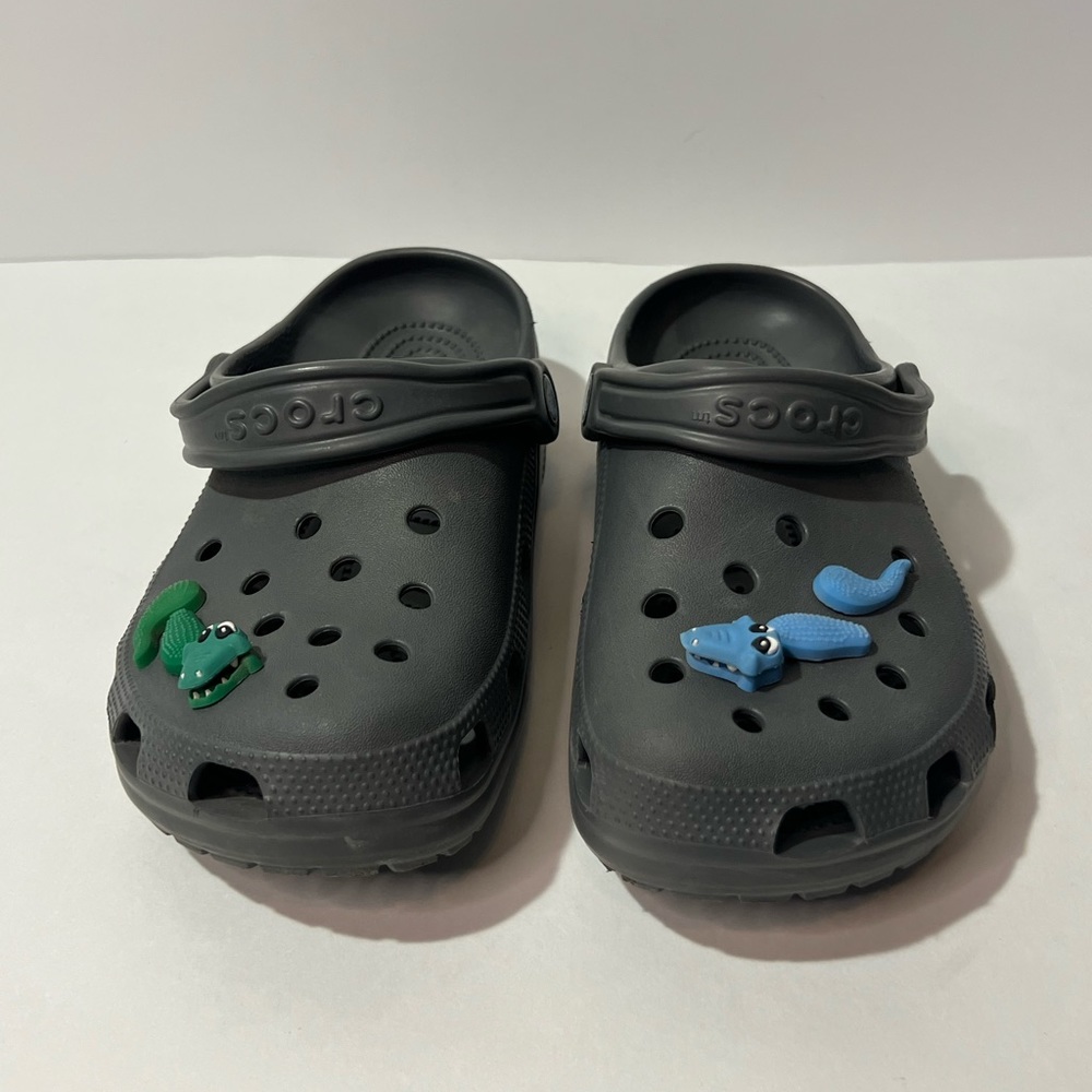 CROCS Classic Grey Sandals With Alligator Charms Mens Sz 5 Women Sz 7